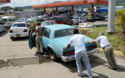 Régimen se ensaña contra el Táchira: Conductores llegan a colas en las gasolineras empujando sus carros