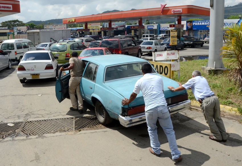 Largas colas se siguen observando en Maturín tras varios días de escasez de gasolina