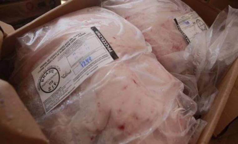 En Petare denuncian que comunas pican por la mitad el pernil del Clap para venderlo