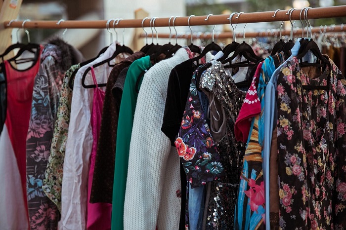 Precios de la ropa obligan a remendar y transformar prendas usadas