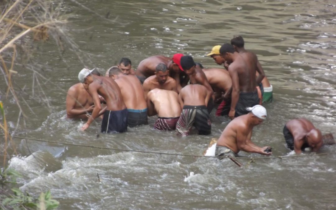 Mineros escarban en El Guaire entre excrementos y basura, mientras Maduro promete granjas de minería del Petro