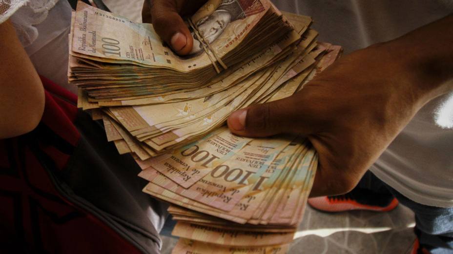 La escasez de efectivo ahoga la vida diaria del venezolano