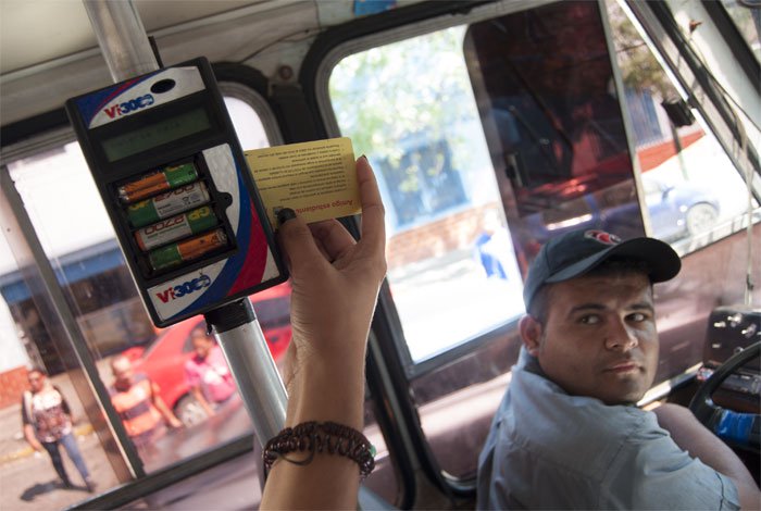 Universitarios gastan en transporte público lo equivalente a un salario mínimo