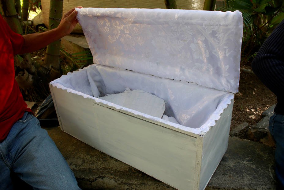 Crisis obliga a los padres a sepultar a sus bebes en urnas caseras
