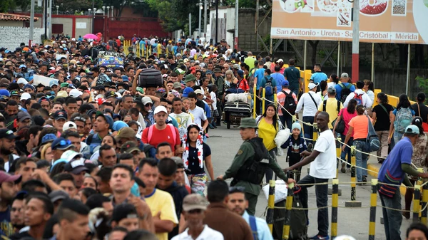 Venezolanos huyen de la crisis tras incremento de la escasez y altos costos de alimentos y medicinas