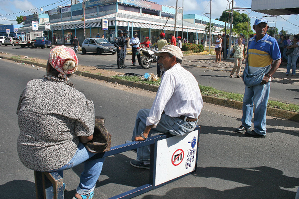 Por falta de efectivo protestaron pensionados en Puerto la Cruz