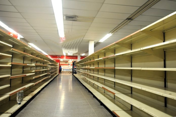 Anaqueles vacíos y precios altos: la cotidianidad del venezolano