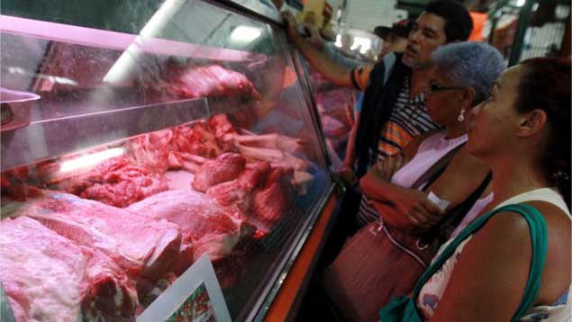 Altos precios sacan al pollo y la carne de la mesa de los venezolanos