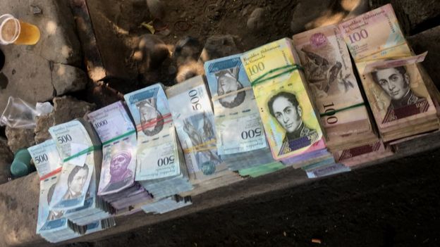 Las enormes dificultades para conseguir billetes en Venezuela provocaron la aparición de especuladores