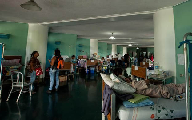 Sin recursos: en hospitales de Venezuela piden hasta hojas para hacer historial y los récipes
