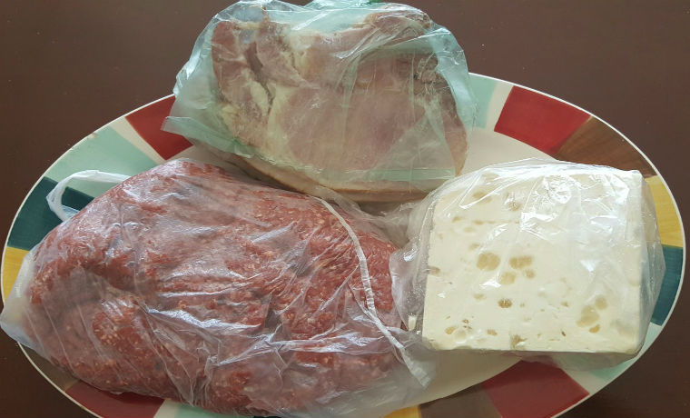 Salario mínimo se disuelve en compras de queso y carne