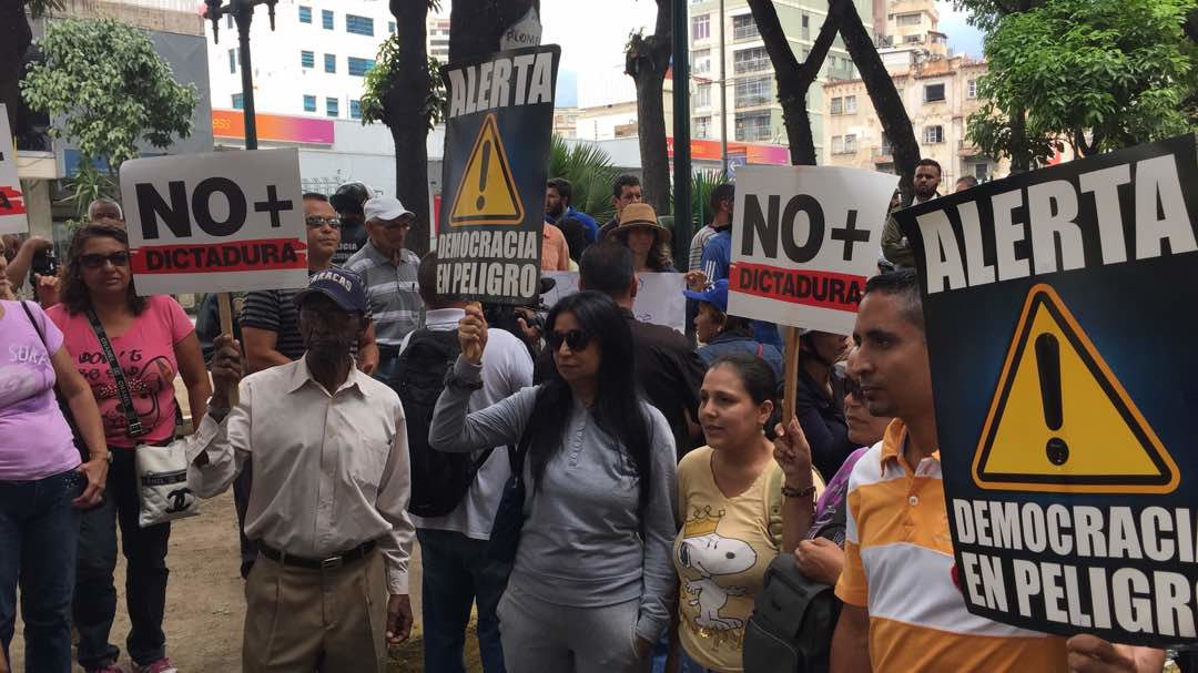 La grave crisis hace que los venezolanos salgan de nuevo a la calle #27Abr
