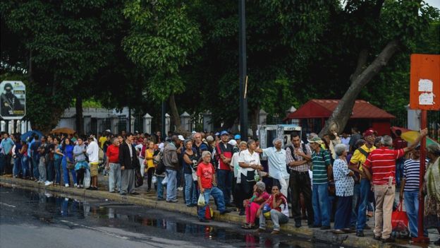 «Nos montan en camiones como cochinos»: crisis del transporte en Venezuela