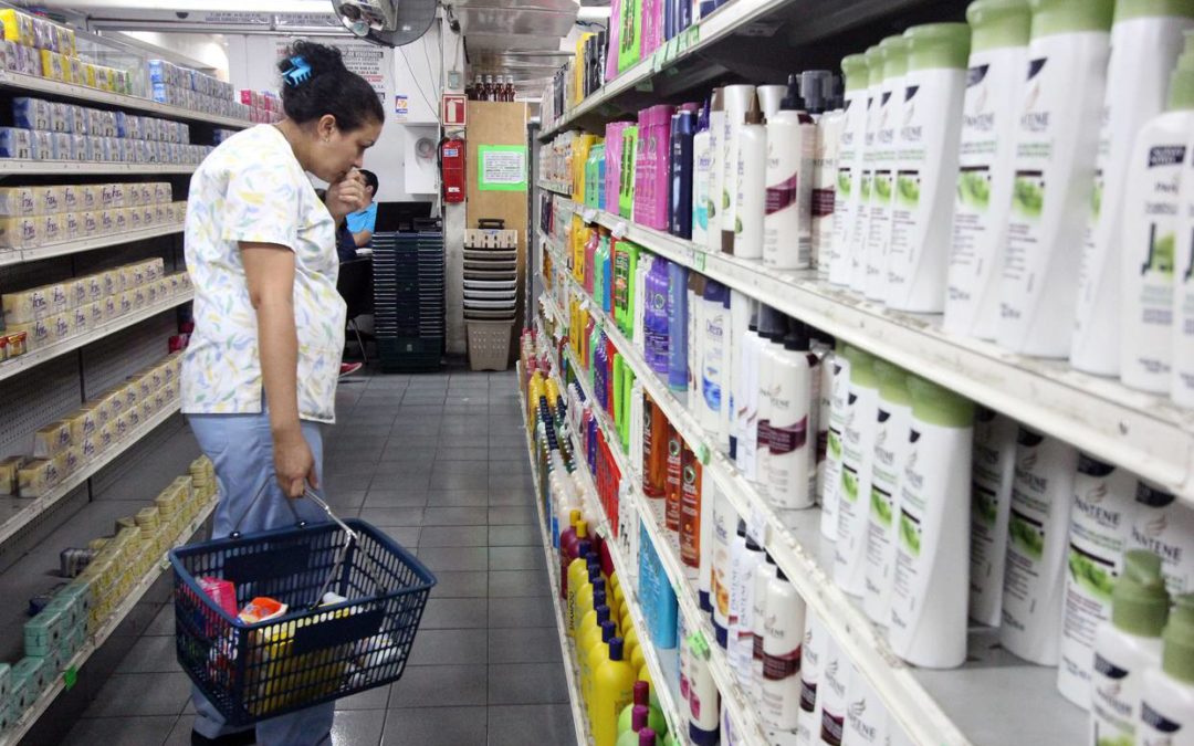 Se necesita poco más de dos salarios mínimos para comprar un champú