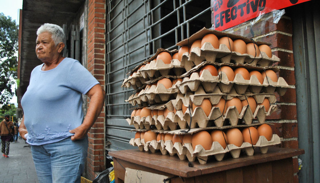 Más de Bs 2 millones por un cartón de huevos en el Mercado de Quinta Crespo