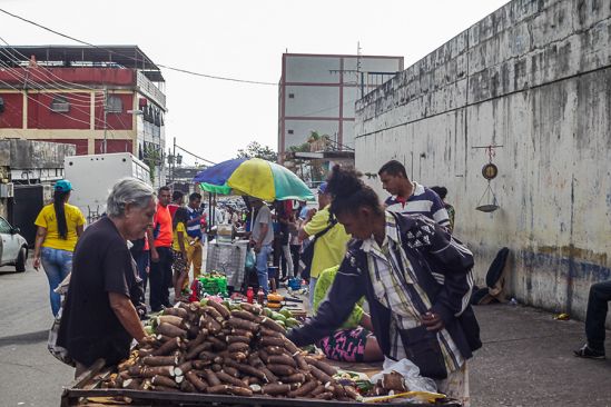 Amas de casa pierden a diario en la carrera contra la hiperinflación