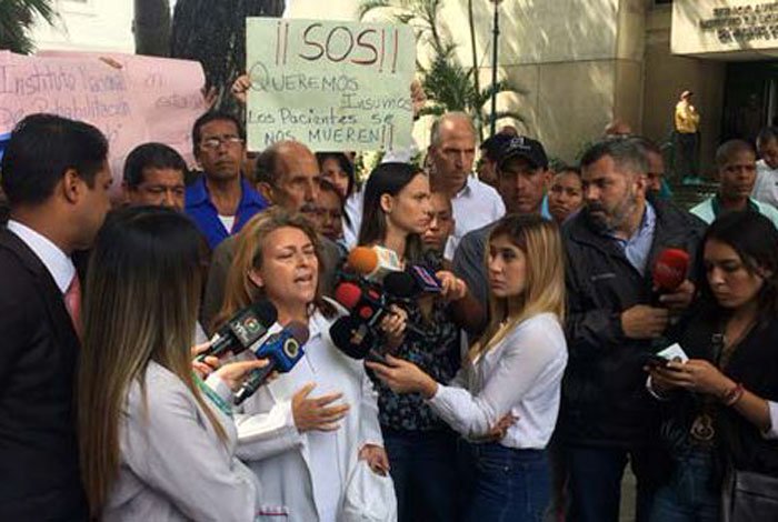 Grupos armados secuestran y roban a equipos de prensa durante protesta en el Hospital Vargas