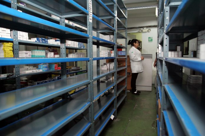 Salud en crisis: al menos 100 farmacias podrían cerrar sus puertas.