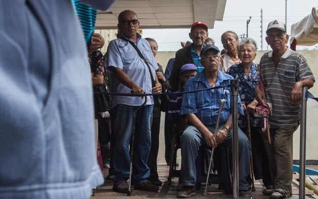 Pensionados pasan largas horas en cola para poder cobrar por falta de sistema