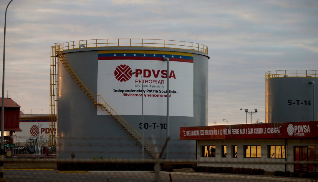 OPEP: La producción petrolera de Venezuela baja un 4 % en julio