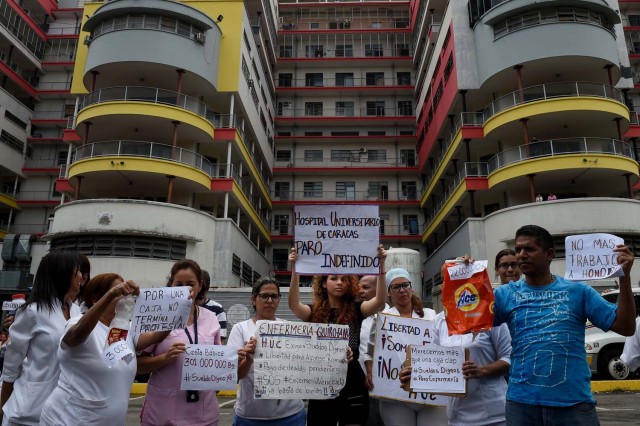 Médicos y enfermeras del HUC protestan por tener cinco días sin agua