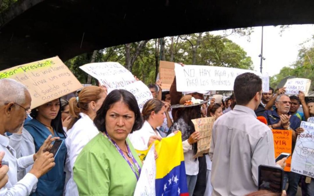 Médicos y bioanalistas de Caracas se sumaron al paro indefinido