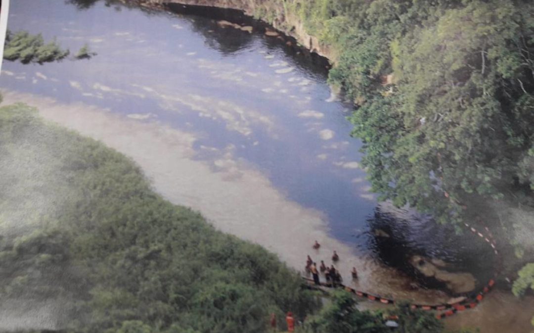 Daño de equipo atrasó extracción del crudo derramado en el río Guarapiche