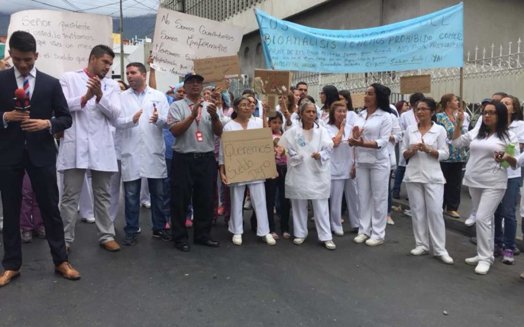 Protestan en el Hospital Vargas por bajos sueldos y falta de insumos