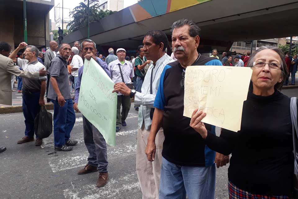 Pensionados en Caracas protestan porque solo les pagan Bs 2.000.000 en efectivo