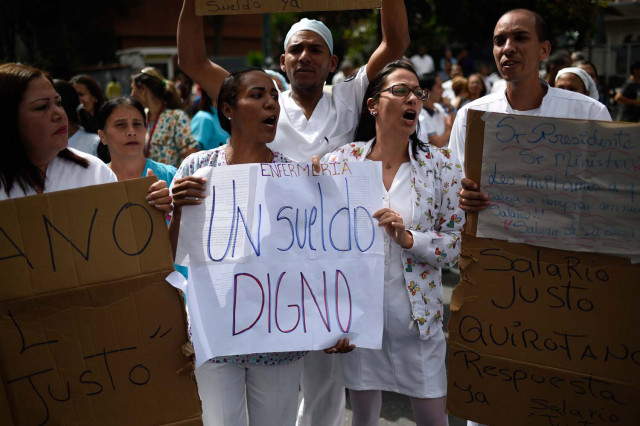 A paro indefinido médicos de otros seis hospitales