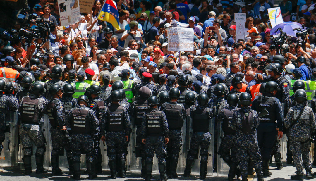 GN y PNB bloquearon marcha de enfermeros y petroleros que tenía como destino Miraflores