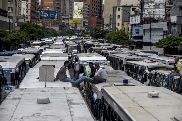 Transportistas protestaron con caravana en el inicio del censo automotor