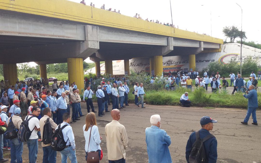 Trabajadores del sector aluminio trancaron la Av. Guayana por desmejoras salariales