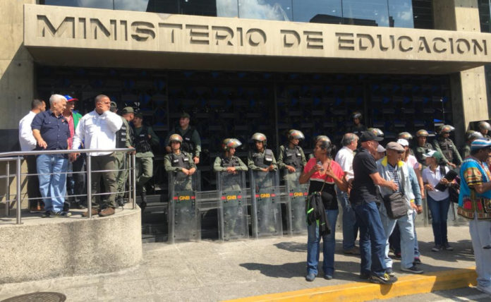 Docentes protestaron en Caracas contra “la burla” del Ministerio de Educación