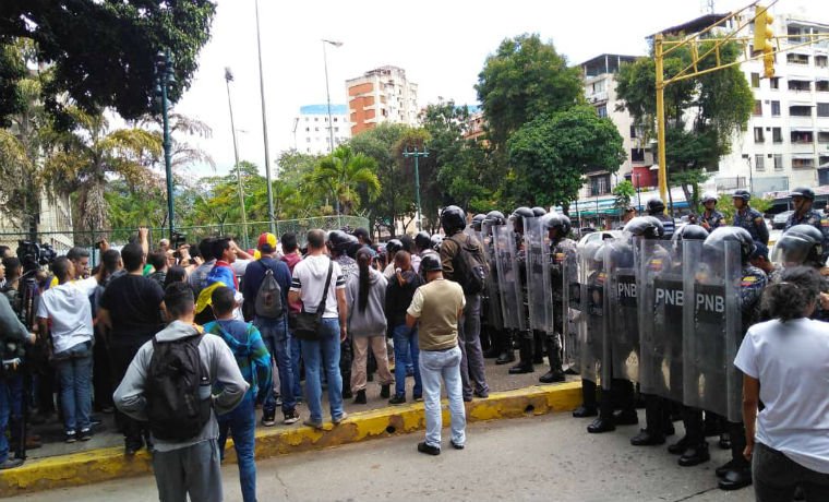 PNB y GN reprimieron con lacrimógenas marcha por el Día del Estudiante Universitario