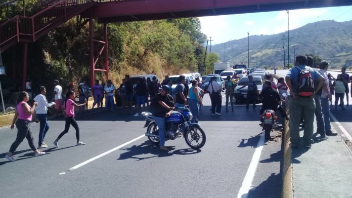 Protesta por pernil mantuvo cerrada en ambos sentidos la autopista Caracas – La Guaira