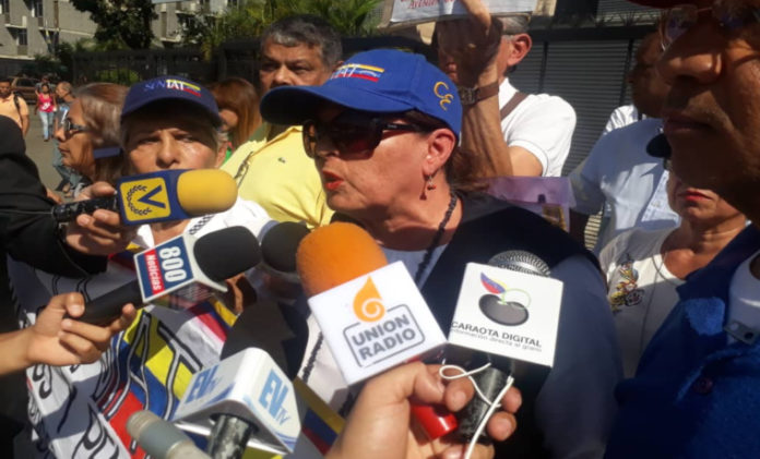 “Calle y lucha”: Trabajadores y jubilados del Seniat también le protestaron a Maduro