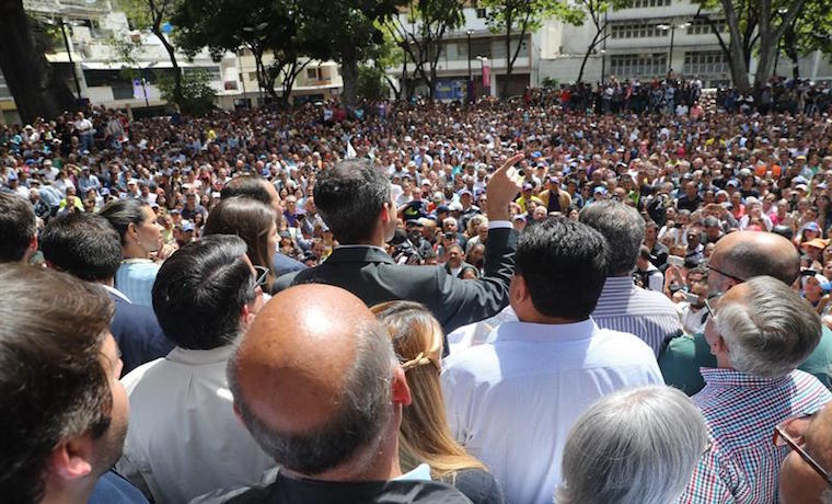 Uno con el pueblo, otro con uniformados: las diferencias entre las alocuciones de Guaidó y Maduro