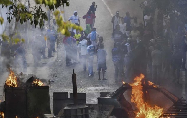 Cotiza, “el barrio más tranquilo de Caracas”, protesta contra Maduro durante sublevación militar