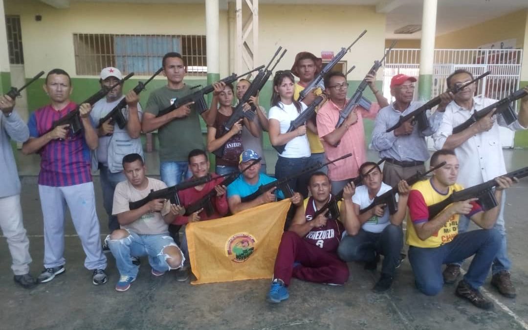 Usan escuela de Apure para prácticas militares con armas largas