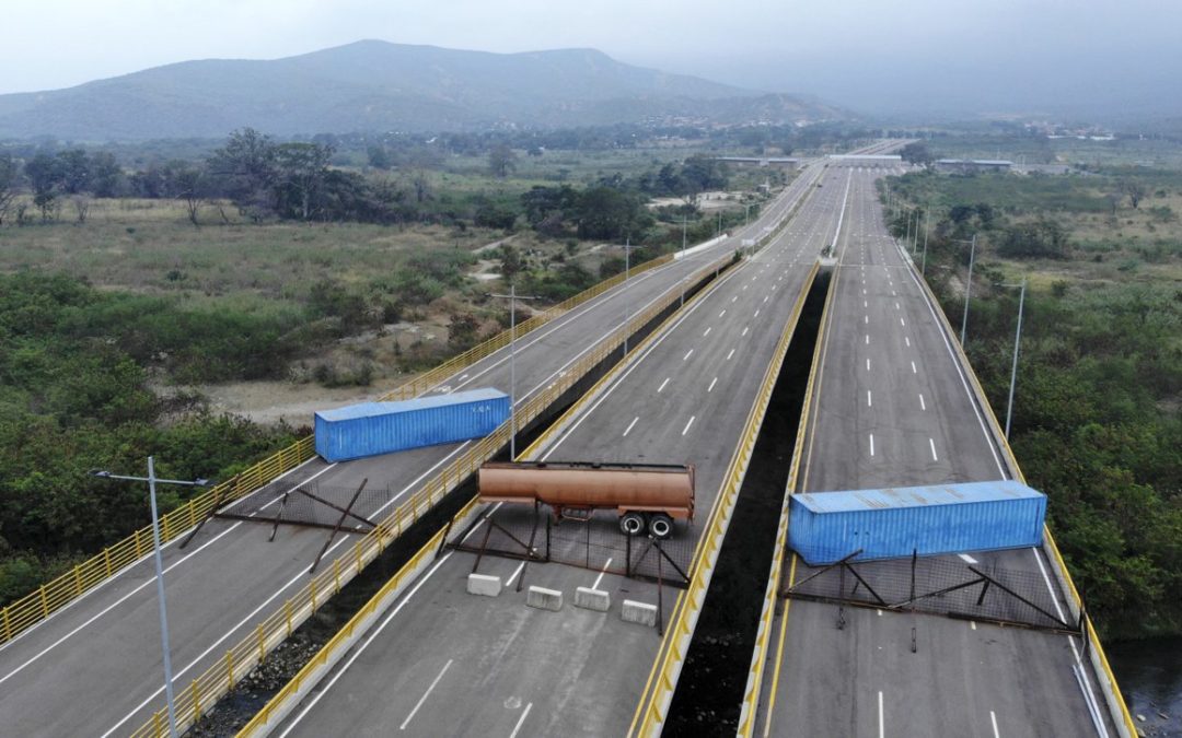 Denuncian bloqueo militar de puente por el que puede entrar ayuda a Venezuela