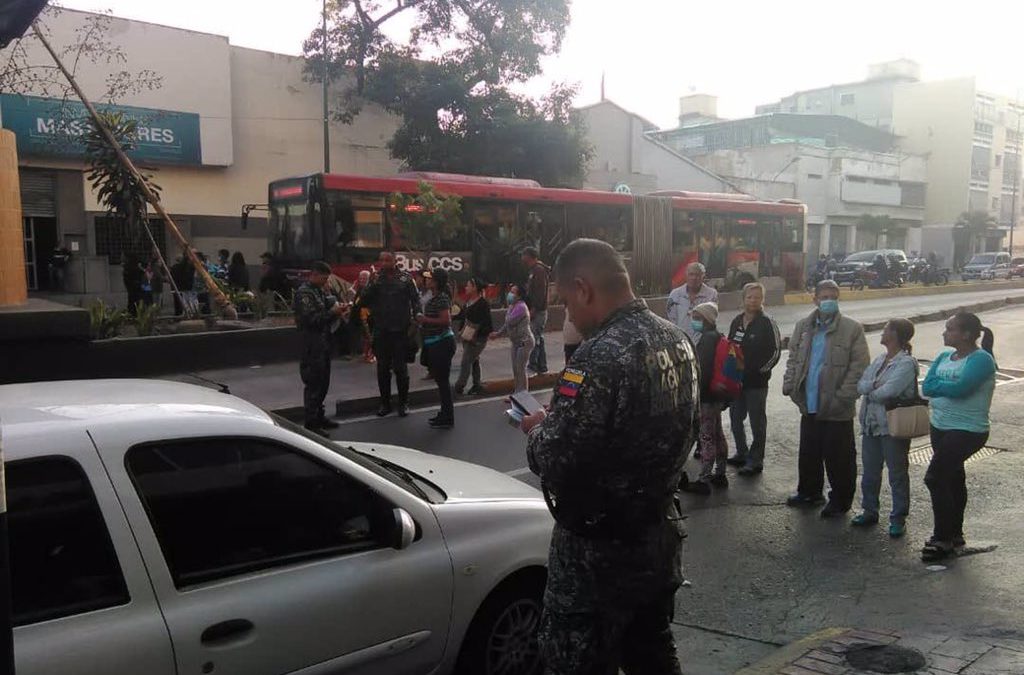 Pacientes renales trancan la Av. Nueva Granada por falta de agua y medicamentos