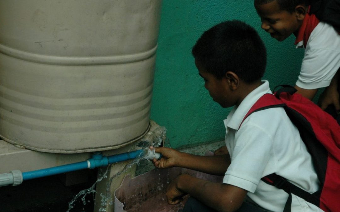 Escuelas solventan falta de agua a punta de pipotes y cisternas