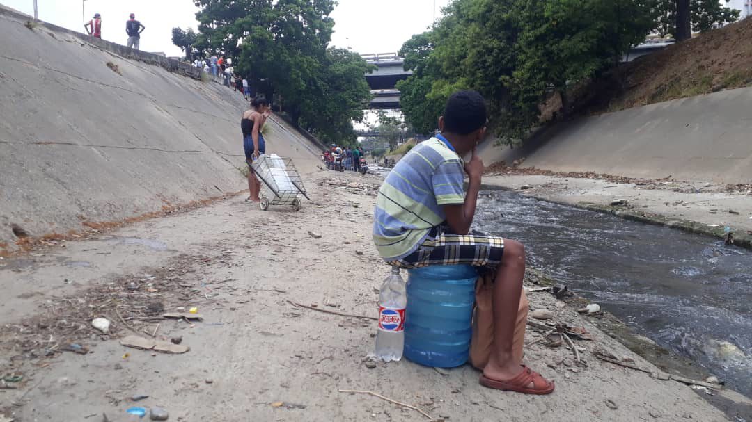 “Es una humillación”: vecinos de San Agustín recogieron agua en riberas del río Guaire