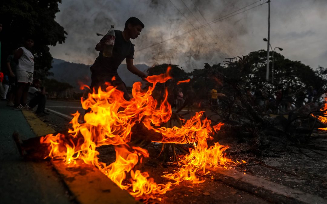 Sin luz ni agua, se desatan las protestas en Caracas