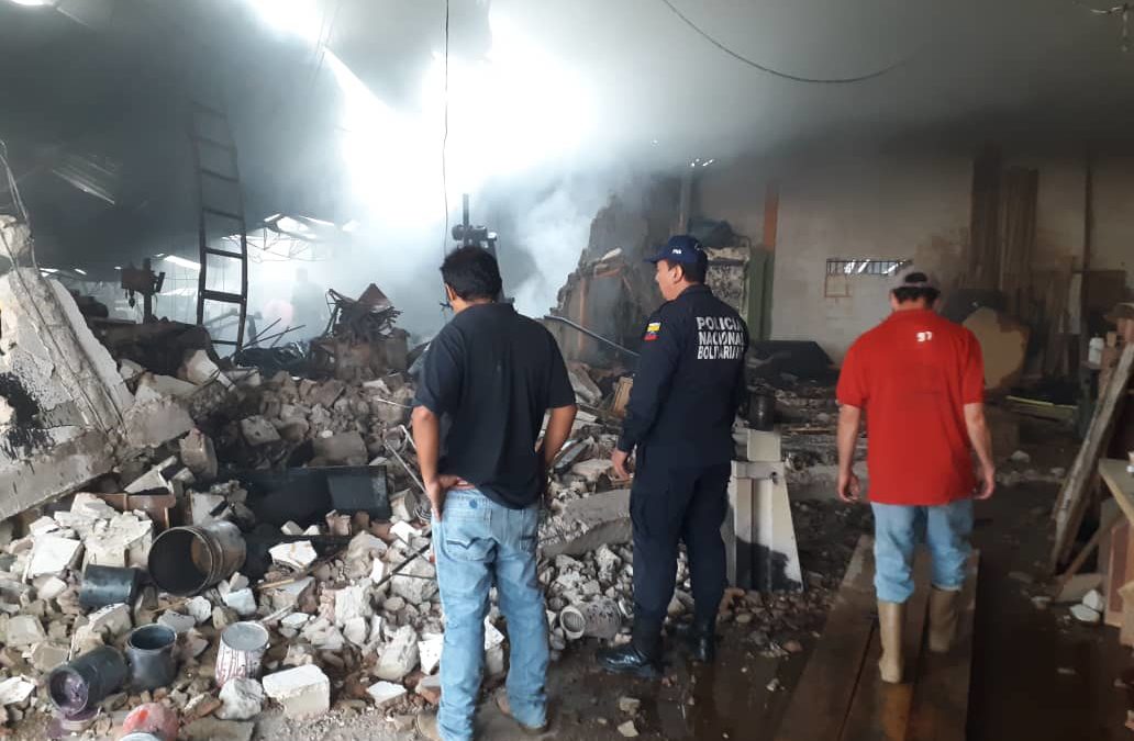 Recalentamiento de líneas eléctricas provocó incendio de dos empresas carpinteras en Socopó