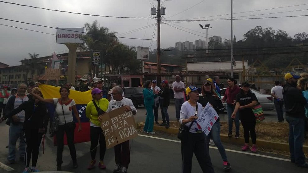 Vecinos de San Antonio de Los Altos protestaron en la Panamericana por falta de agua