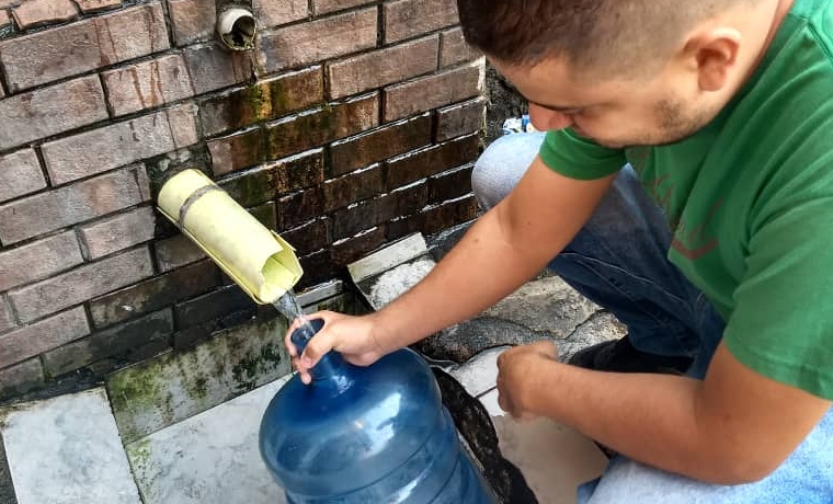 Tachirenses madrugan para recoger agua que sale de un manantial