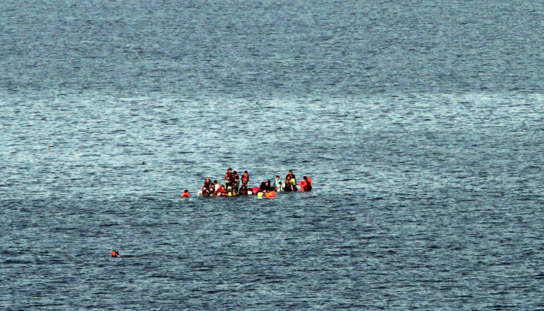 Naufraga embarcación que partió de Guiria de la Costa con 35 pasajeros