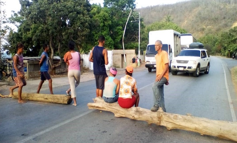 Con palos, piedras y troncos trancaron la vía Cumaná-Carúpano por falta de agua